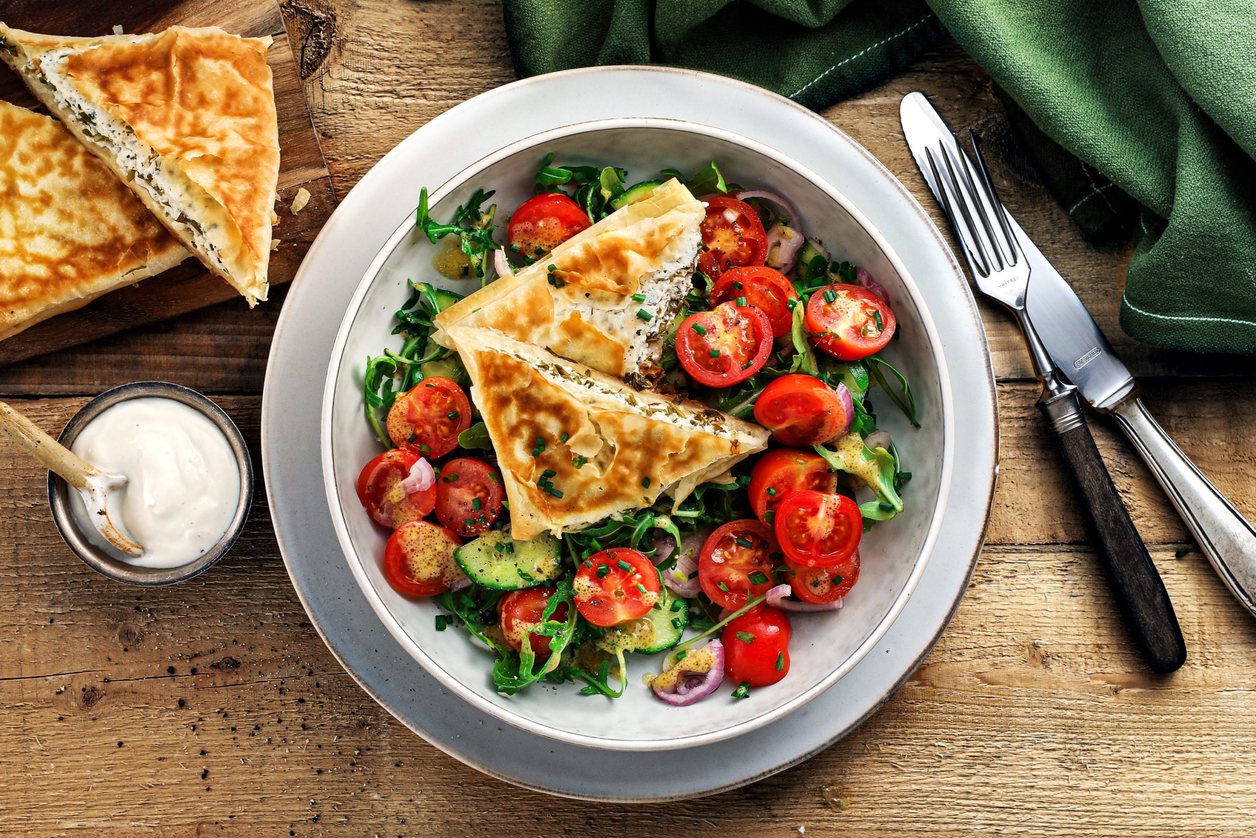 Filopäckchen mit Quark-Kräuter-Füllung und Tomatensalat - Sojade