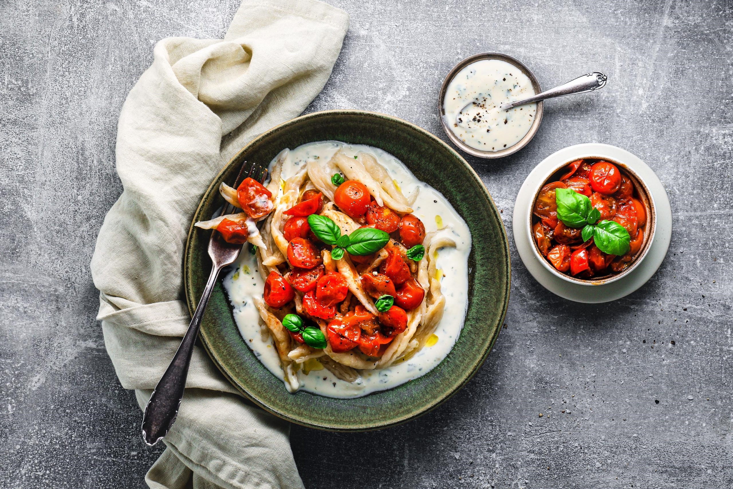 Einfache Scissor-Cut Nudeln mit Tomaten und Basilikum-Joghurt - Sojade