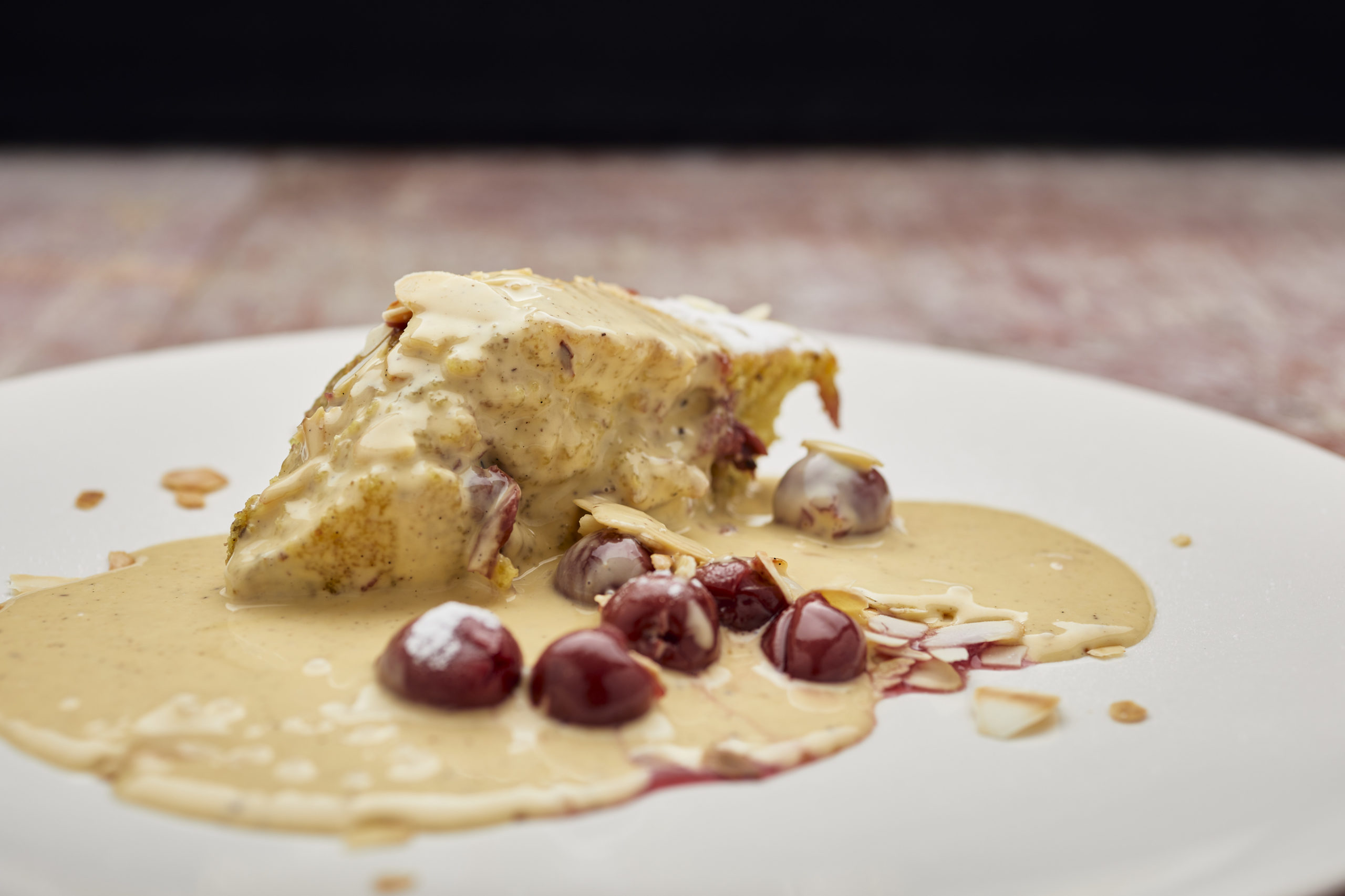 Skyr-Grießauflauf mit Sauerkirschen und Vanillesoße - Sojade