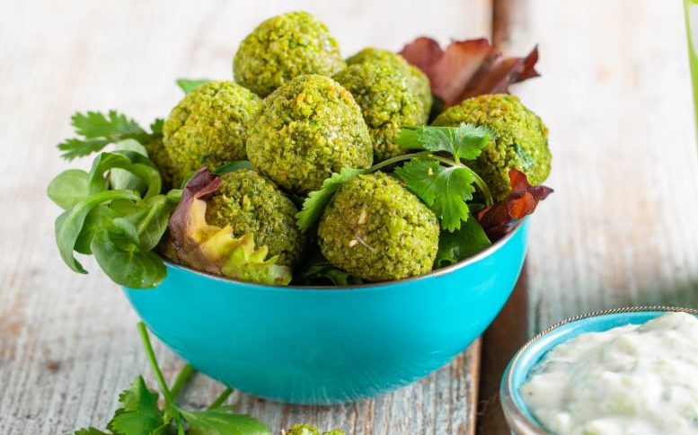 Falafel-Rezept mit Trockenerbsen und Gurkensauce - Sojade